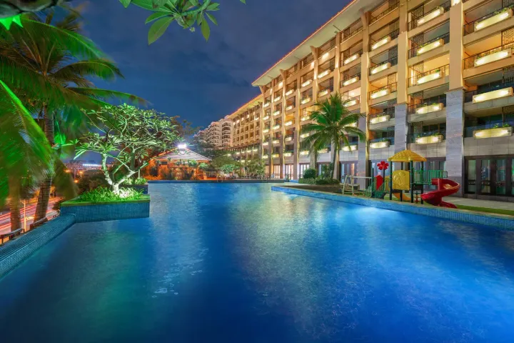 Bazen i spoljašnjost Four Seasons Ocean Courtyard hotela u Sanji