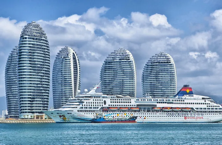 Kruzer ispred modernih zgrada na ostrvu Hainan