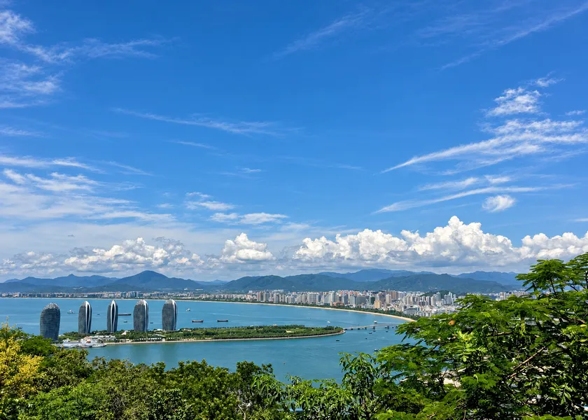 Panorama grada Sanye i zaliva na ostrvu Hainan