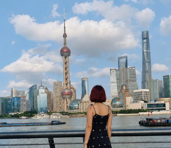 Ksenija ispred panorame Šangaja