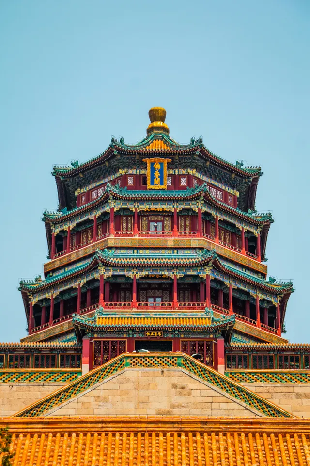 Jezero Kunming i tradicionalni paviljoni Letnje palate u Pekingu
