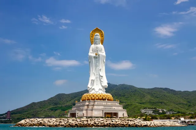 Statua Guan Yin na moru u kompleksu Nanshan u Sanyi