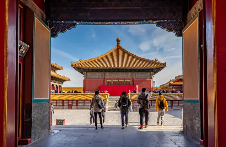 Posetioci ulaze u tradicionalni kompleks Zabranjenog grada u Pekingu