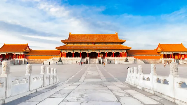 Crveni zidovi i tradicionalni krovovi Zabranjenog grada u Pekingu